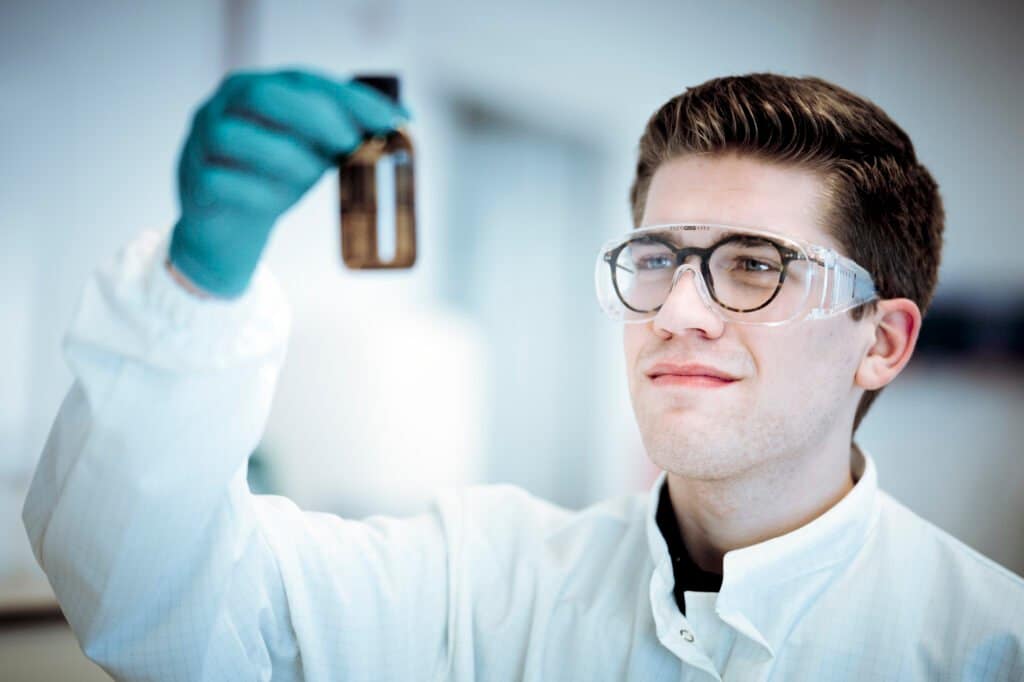 Novenda Secures $6.1 Million in Series A Funding for Dental 3D Printing3DPrint.com | The Voice of 3D Printing / Additive Manufacturing 20 Formulating printing materials at Novendas lab credits to Simon Van Botel 1024x682 OVjgNb