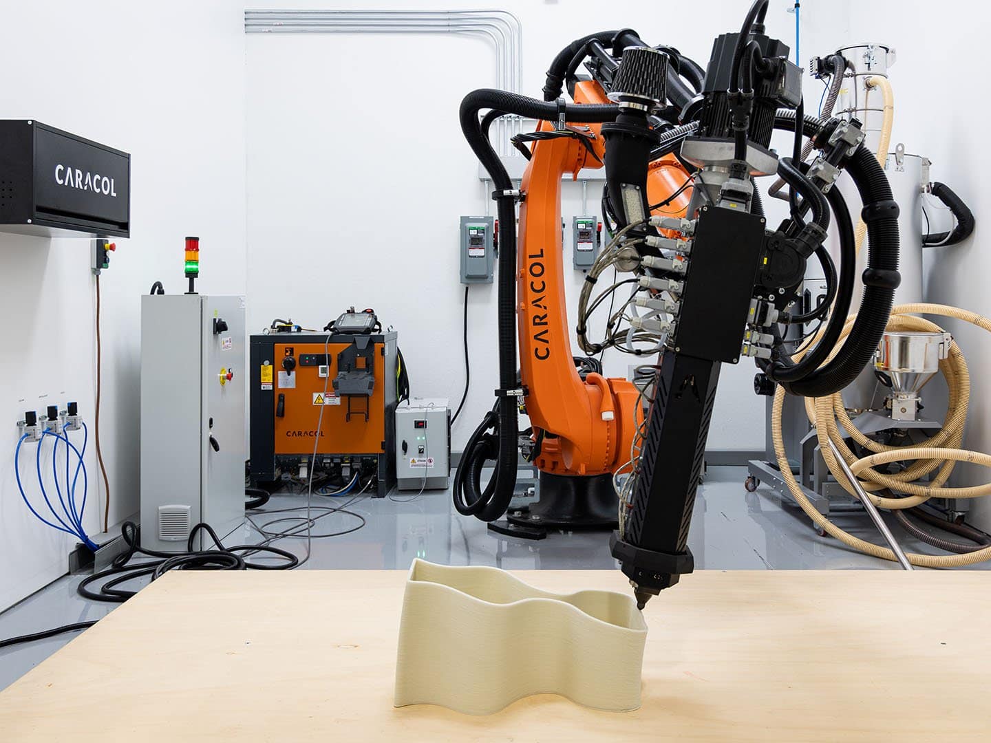 Caracol Taps CNC Robotics to Build and Support Its UK Systems3DPrint.com | Additive Manufacturing Business 8 heronam caracol robotic lfam composite Y0RlQ9
