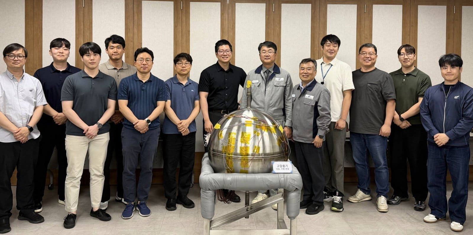 South Korea 3D Prints a Titanium Space Tank and Freezes It to Prove It Works3DPrint.com | The Voice of 3D Printing / Additive Manufacturing 15 5BPhoto 55D Fabricated and Tested Ti 6Al 4V Tank with Researchers Involved in the Development Project 20481019 ZSeGd0